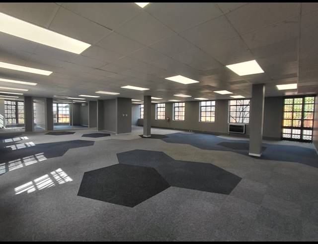 794M² OFFICE TO LET IN LYME PARK